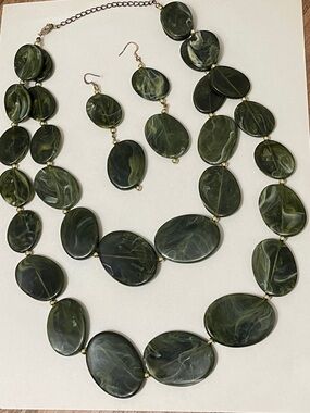 🍂 VINTAGE Dark Olive Marbled & Gold Bead Necklace with Matching Earrings
